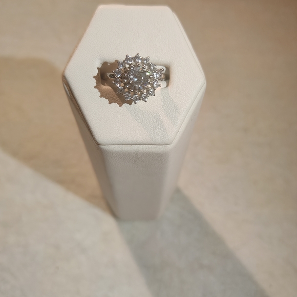 Elegant Silver Cluster Ring - Picture 1 of 1